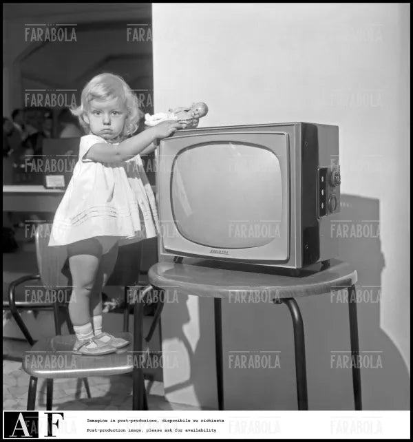 Bambina con una televisione Radioson, 1960 - Farabola Immagine digitale