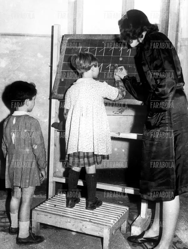 Bambina di una scuola elementare, Milano, 1946 - Farabola Immagine digitale