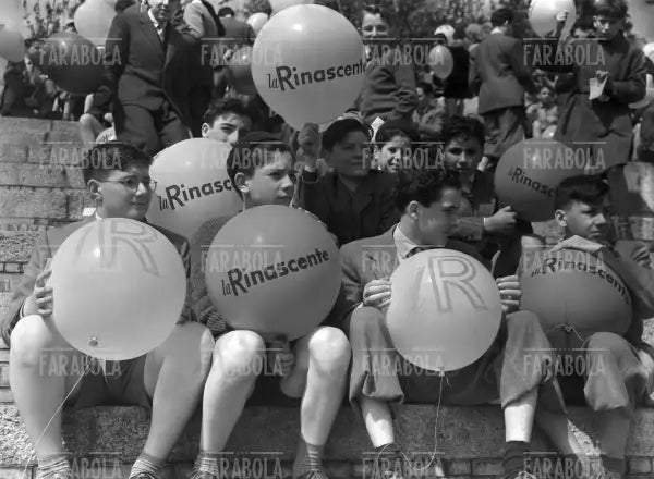 Bambini con palloncini de La Rinascente, Milano, 1951 - Farabola Immagine digitale