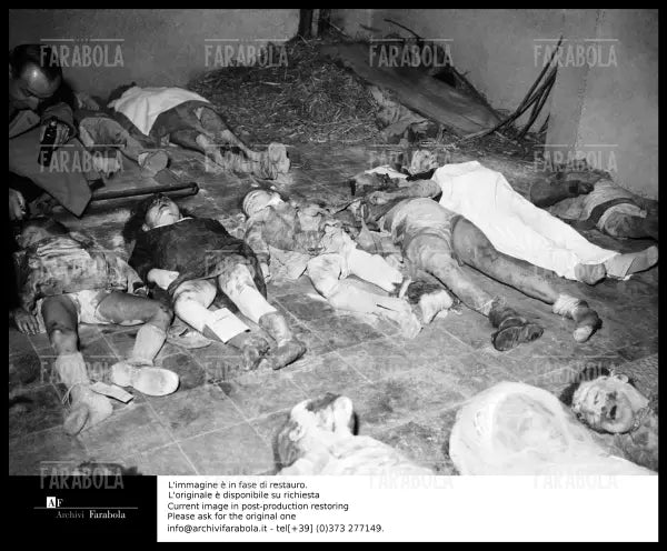 Bambini vittime del bombardamento della scuola elementare a Gorla, Milano, 1944 - Farabola Immagine digitale