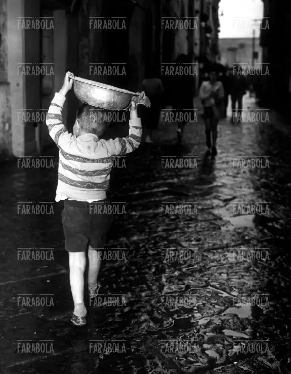 Bambino con un catino, Napoli, 1956 - Farabola Immagine digitale