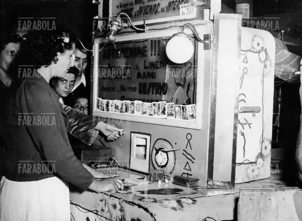 Bancarella che predice il futuro, Milano, anni 50 - Farabola Immagine digitale