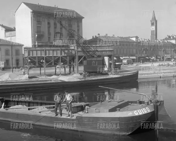 Barcone sul Naviglio, Milano, 1950 - Farabola Immagine digitale