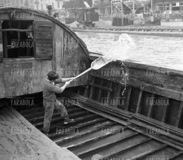 Barcone sul Naviglio, Milano, 1951 - Farabola Immagine digitale