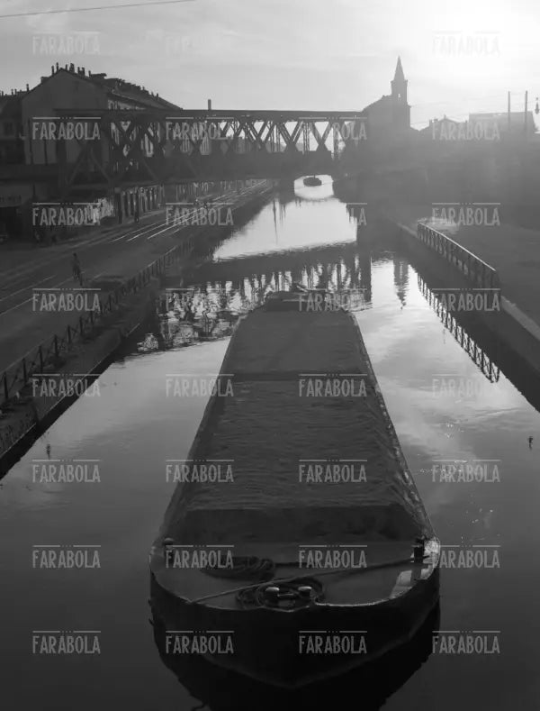 Barcone sul Naviglio, Milano, 1951 - Farabola Immagine digitale