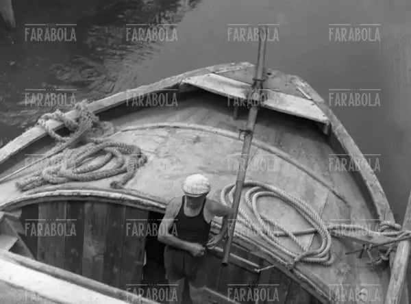 Barcone sul Naviglio, Milano, anni 40 - Farabola Immagine digitale