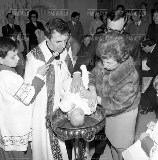 Battesimo celebrato secondo il nuovo rito, Milano, 1970 - Farabola Immagine digitale