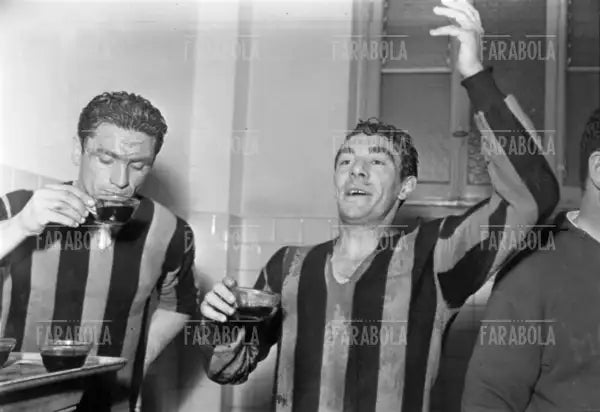 Benito Lorenzi e Ivano Blason, Milan vs Inter, 1950 - Farabola Immagine digitale