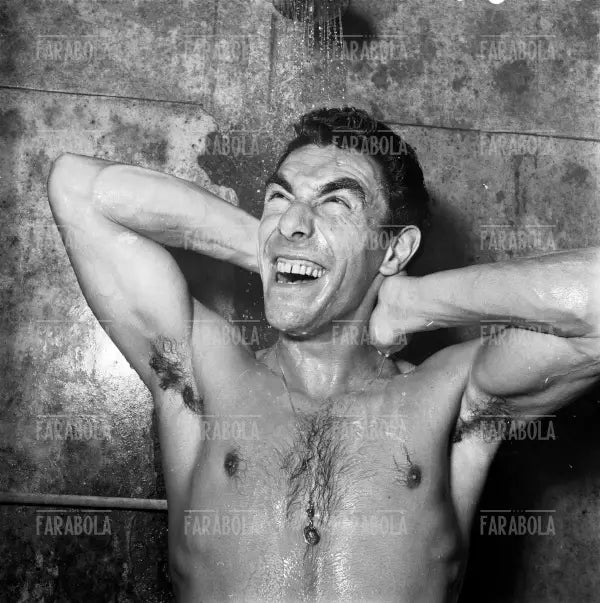 Benito Lorenzi fa la doccia dopo Inter vs Torino, Milano, 1951 - Farabola Immagine digitale