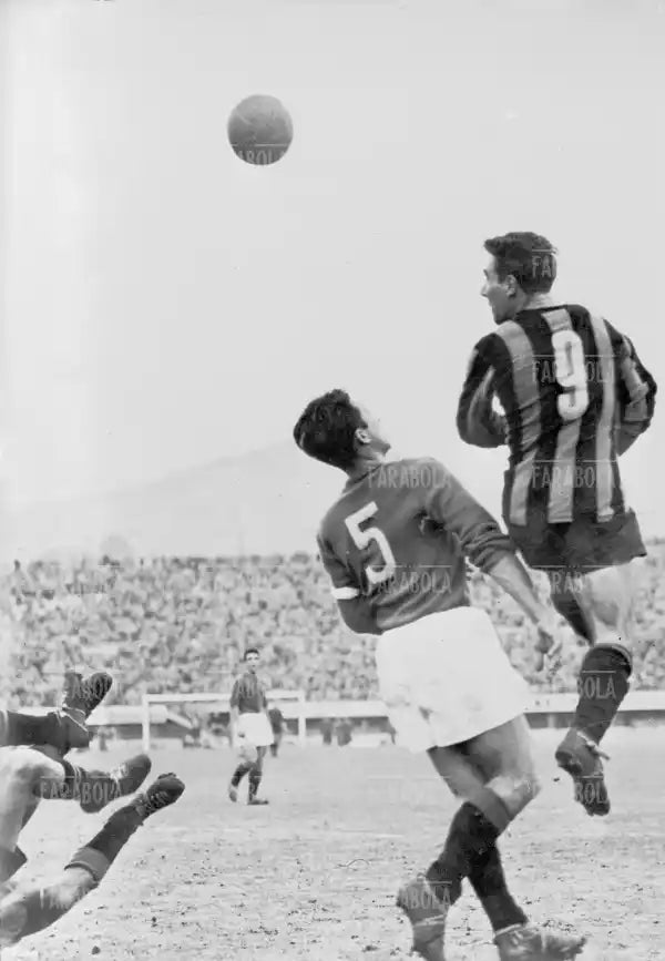 Benito Lorenzi in azione, Inter vs Spal, 1952 - Farabola Immagine digitale