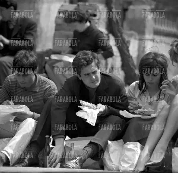 Bernardo Bertolucci sul set del film La Commare Secca, 1962 - Farabola Immagine digitale