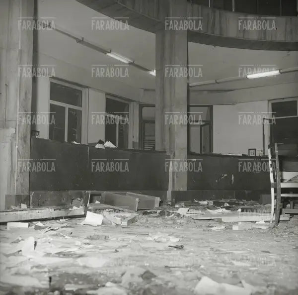 Bomba alla Banca Nazionale dell'Agricoltura in Piazza Fontana, Milano, 1969 - Farabola Immagine digitale