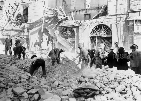 Bombe a Milano, 1943 - Farabola Immagine digitale