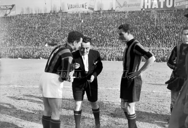Bonomi, l'arbitro Dattilo e Campatelli, Inter vs Milan, 1949 - Farabola Immagine digitale