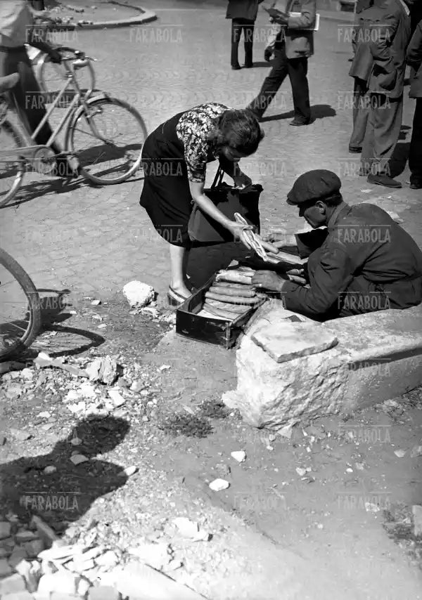 Borsa nera in via Conca del Naviglio, Milano, 1945 - Farabola Immagine digitale