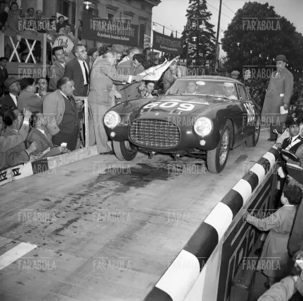 Bracco e Rolfo su Ferrari 250 MM, Mille Miglia, 1953 - Farabola Immagine digitale