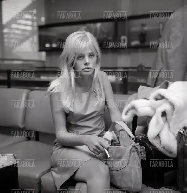 Britt Ekland a Linate, Milano, 1965 - Farabola Immagine digitale