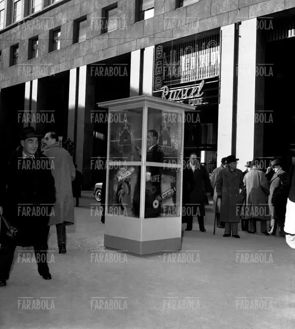 Cabina telefonica in piazza San Babila, Milano, 1962 - Farabola Immagine digitale