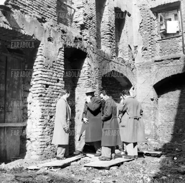 Cadavere rinvenuto in via Scaldasole, Milano, 1954 - Farabola Immagine digitale