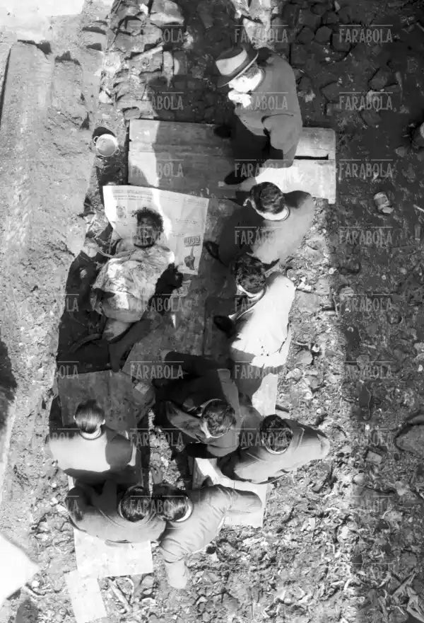 Cadavere rinvenuto in via Scaldasole, Milano, 1954 - Farabola Immagine digitale