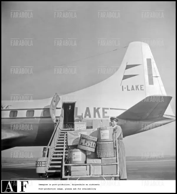 Carico di Panettoni Motta sull'aereo a Malpensa, Milano, 1954 - Farabola Immagine digitale
