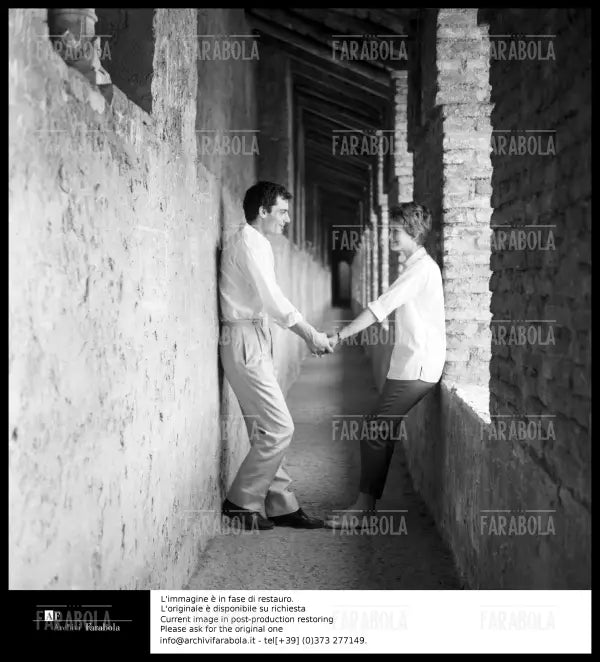 Carla Gravina e Gian Maria Volontè durante le prove di Romeo e Giulietta, 1960 - Farabola Immagine digitale
