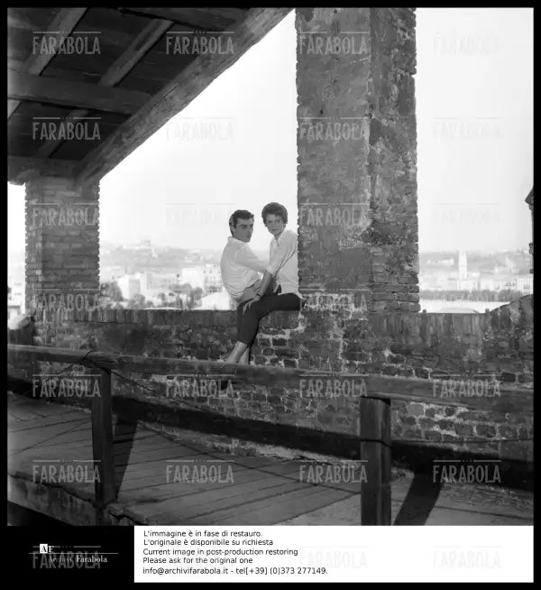 Carla Gravina e Gian Maria Volontè durante le prove di Romeo e Giulietta, 1960 - Farabola Immagine digitale