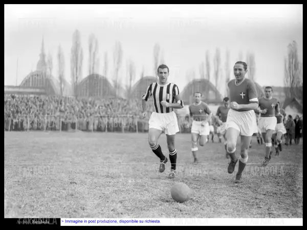 Carlo Parola e Silvio Piola, Novara vs Juventus, 1952 - Farabola Immagine digitale