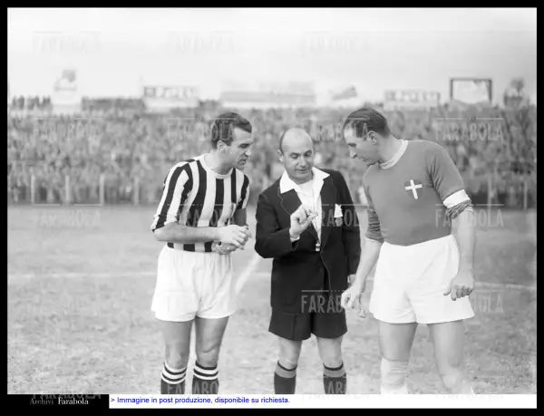 Carlo Parola e Silvio Piola, Novara vs Juventus, 1952 - Farabola Immagine digitale