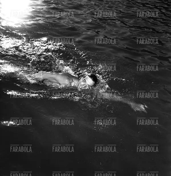 Carlo Pedersoli (Bud Spencer) si allena, 1952 - Farabola Immagine digitale