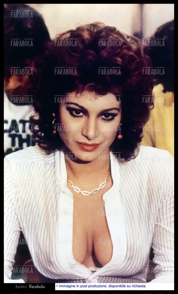 Carmen Russo nel film Mia moglie torna a scuola, 1981 - Farabola Immagine digitale