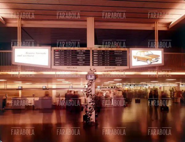 Cartellone pubblicitario dell'auto Fiat 132, Milano, anni 60 - Farabola Immagine digitale