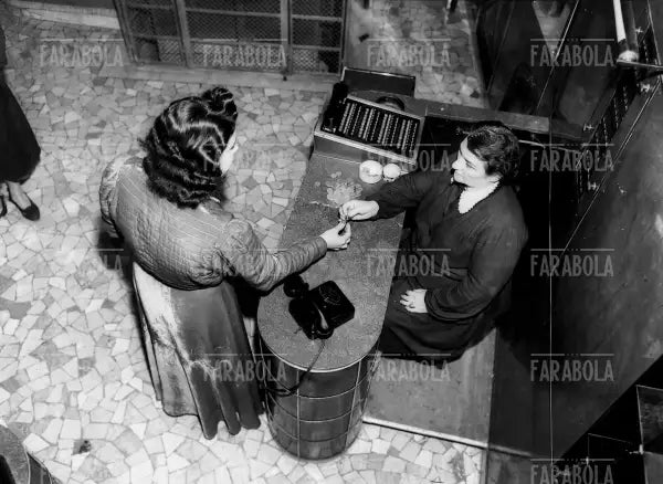 Casa Chiusa a Milano, 1947 - Farabola Immagine digitale