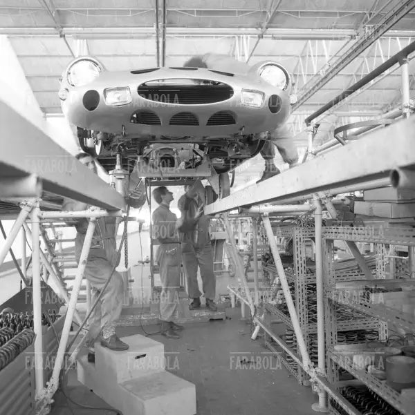 Catena di montaggio dello stabilimento Ferrari, Maranello, 1962 - Farabola Immagine digitale