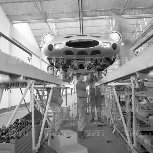 Catena di montaggio dello stabilimento Ferrari, Maranello, 1962 - Farabola Immagine digitale