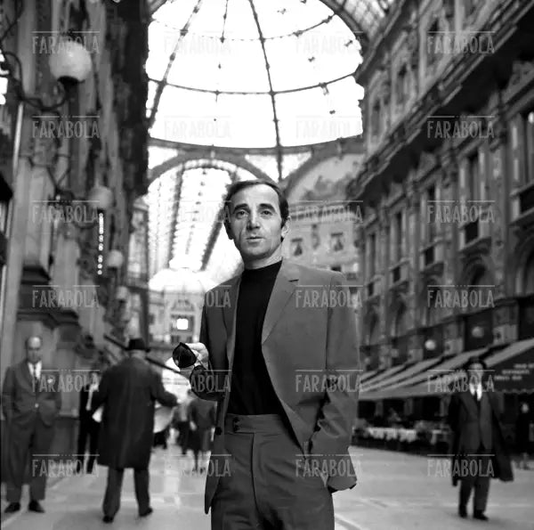 Charles Aznavour in Galleria Vittorio Emanuele II, Milano, 1967 - Farabola Immagine digitale