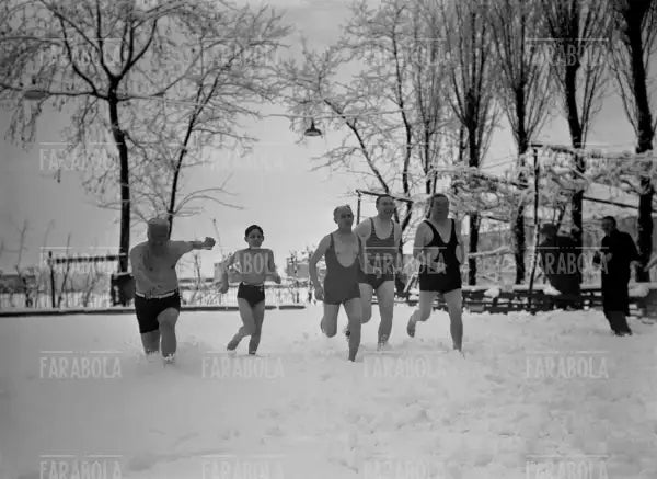 Cimento invernale ai Navigli, Milano, 1950 - Farabola Immagine digitale