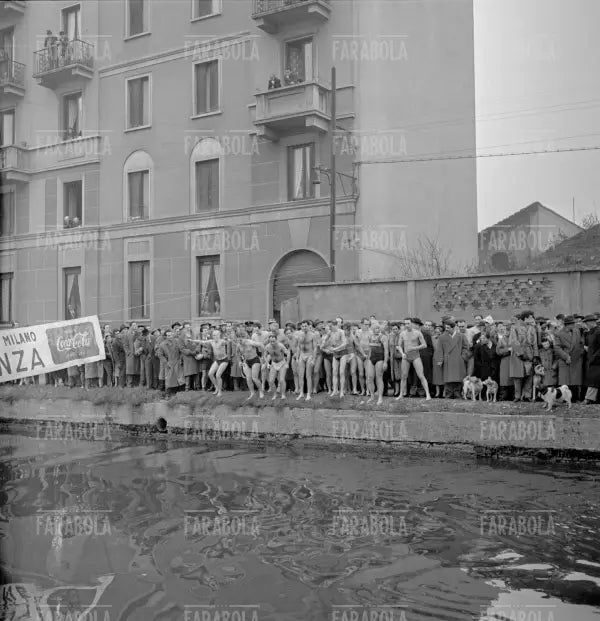 Cimento invernale ai Navigli, Milano, 1956 - Farabola Immagine digitale