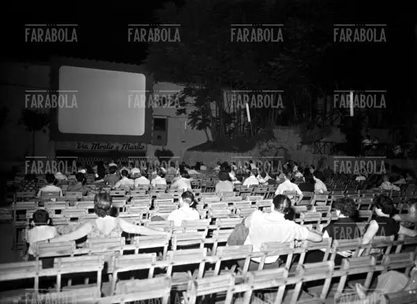 Cinema all'aperto Serenella a Milano, 1952 - Farabola Immagine digitale