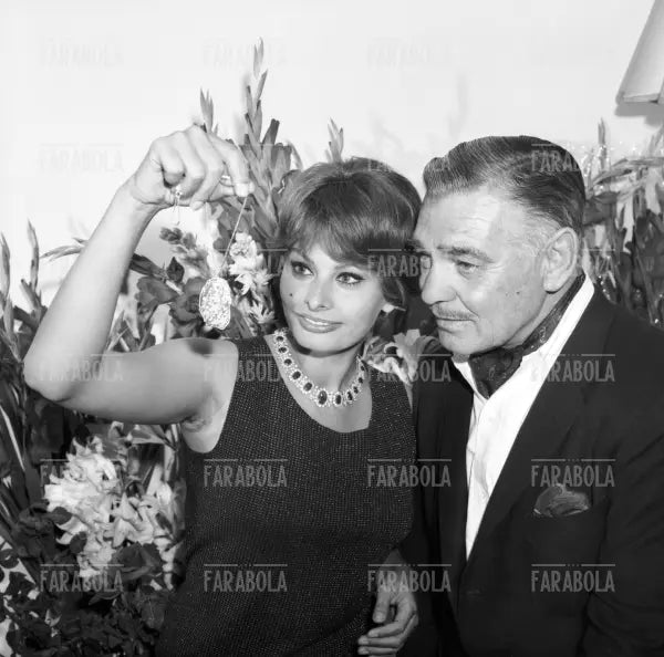 Clark Gable alla festa dei 25 anni di Sophia Loren, Capri, 1959 - Farabola Immagine digitale