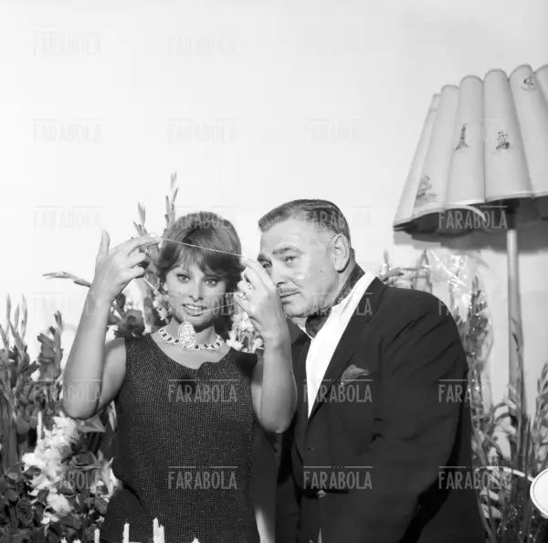 Clark Gable alla festa dei 25 anni di Sophia Loren, Capri, 1959 - Farabola Immagine digitale