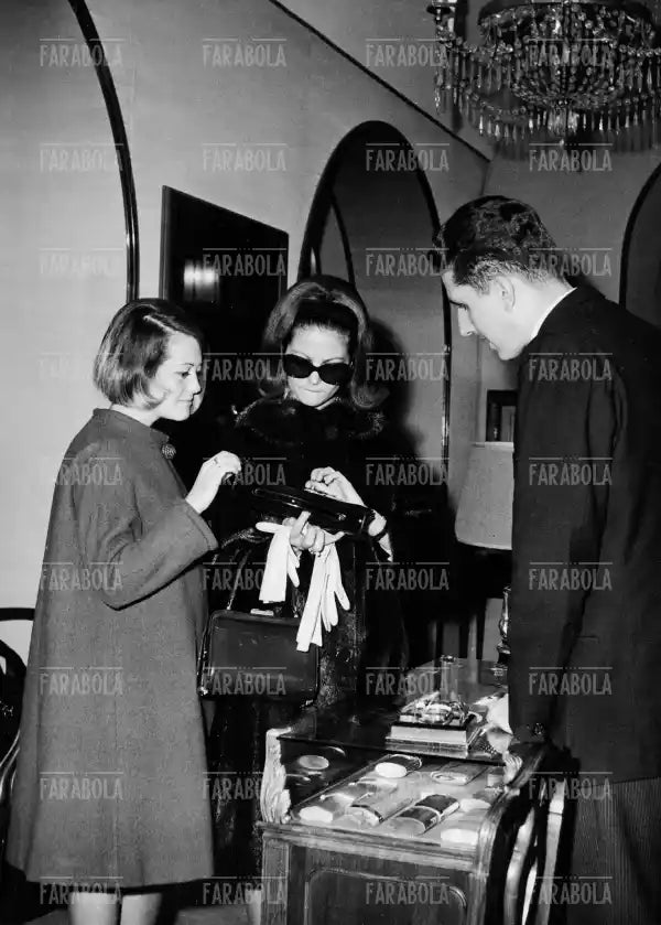 Claudia Cardinale con la sorella Blanche in via Condotti, Roma, 1954 - Farabola Immagine digitale