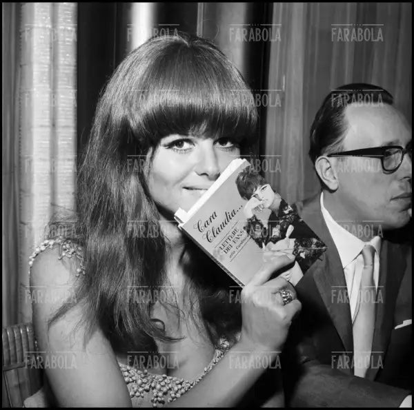 Claudia Cardinale e il critico Giovanni Grazzini, Milano, 1966 - Farabola Immagine digitale