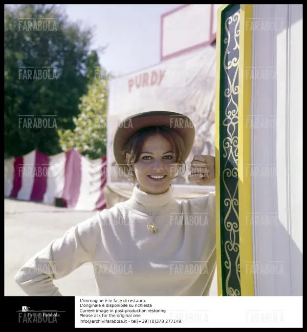 Claudia Cardinale sul set del film Circus World, 1964 - Farabola Immagine digitale
