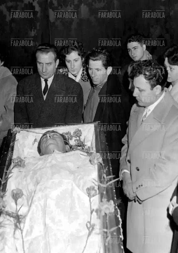 Claudio Villa con la salma di Fausto Coppi, 1960 - Farabola Immagine digitale
