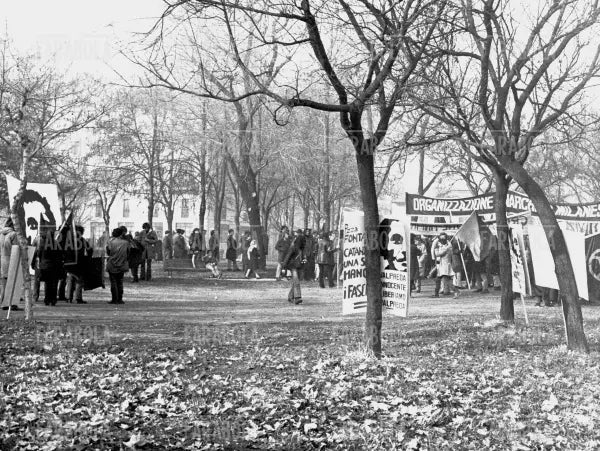 Comizio degli anarchici in Conca del Naviglio, Milano, 1971 - Farabola Immagine digitale
