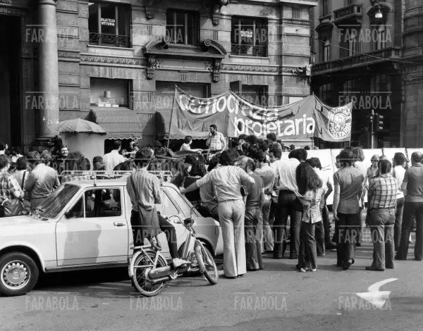 Comizio di Democrazia Proletaria in piazza Cordusio, Elezioni Politiche, 1976 - Farabola Immagine digitale