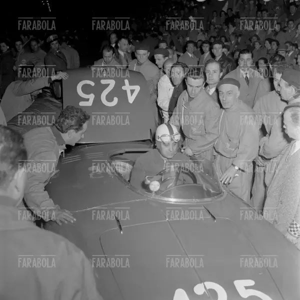 Consalvo Sanesi su Alfa Romeo Giulietta Spyder, Mille Miglia, 1956 - Farabola Immagine digitale