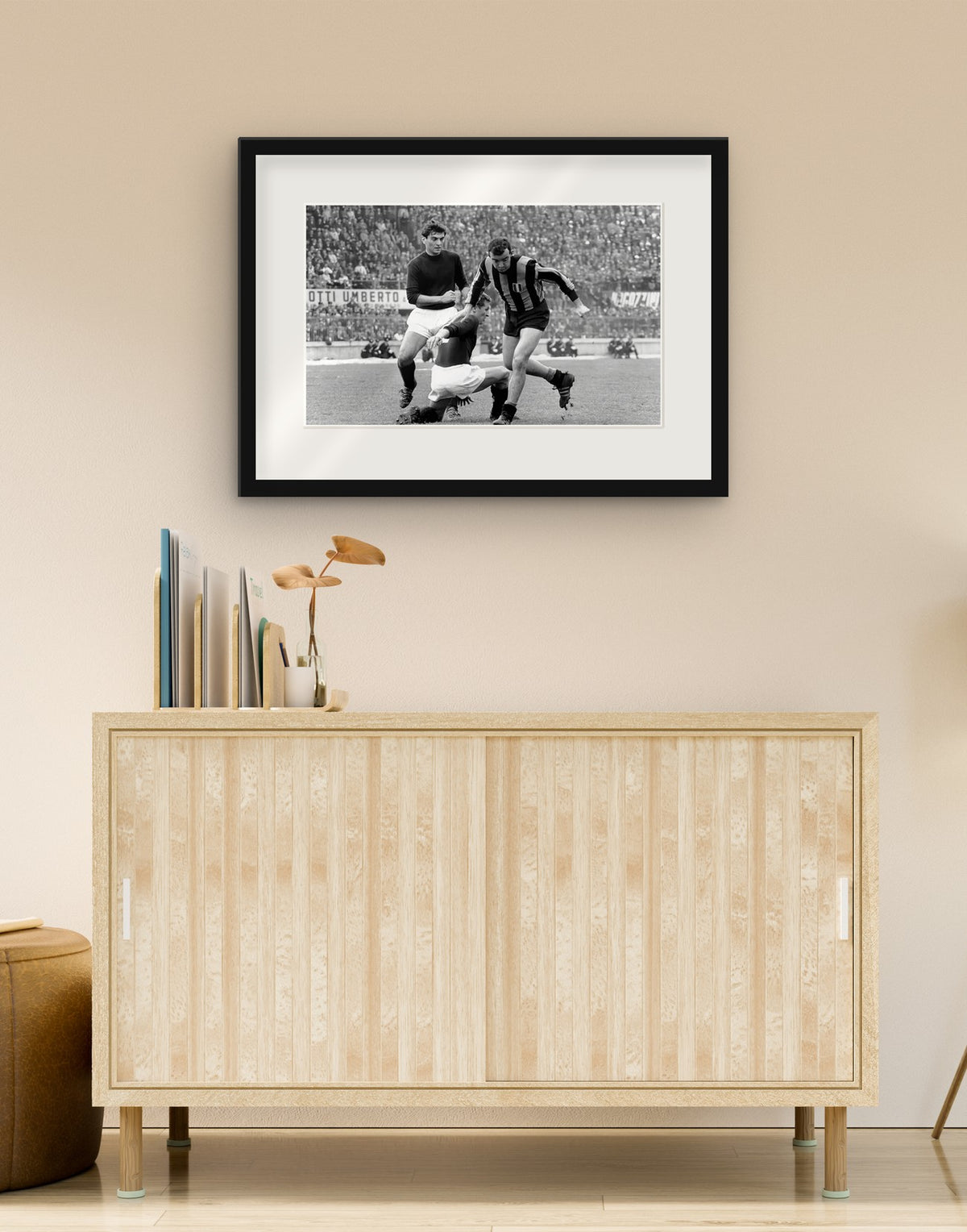 Stampa fine art di «Contrasto Bulgarelli Corso, Bologna-Inter 1964» con cornice nera e passepartout, appesa in un soggiorno sopra una credenza