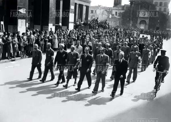 Corteo in corso Matteotti a Milano, 1945 - Farabola Immagine digitale